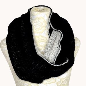 Steve Madden Infinity Scarf Sweater Knit Black Beige OS